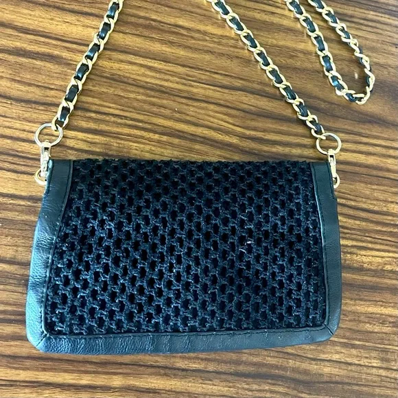 COPY - Tory Burch black shoulder purse with gold chain - Picture 4 of 7